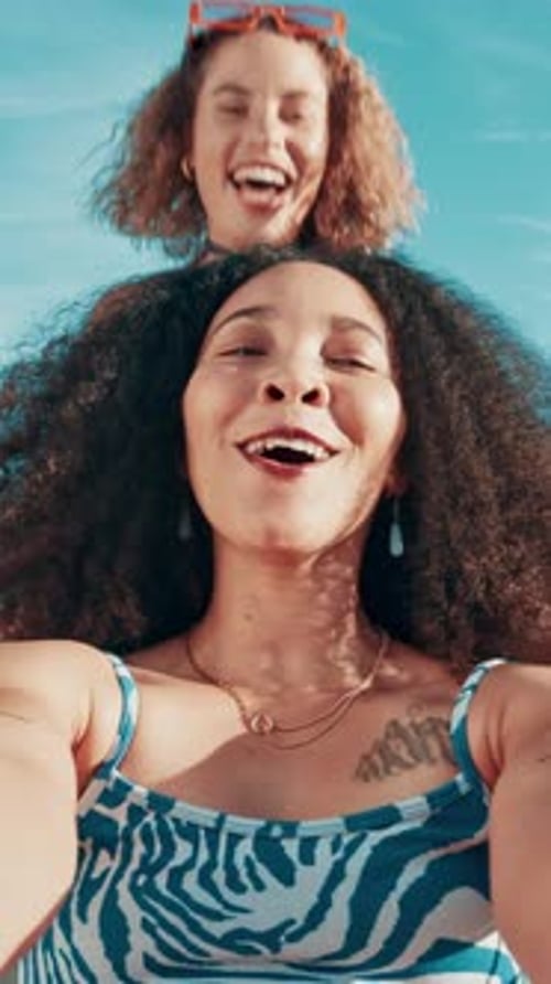 Sorria, estudantes e faça uma selfie com amigos na cidade para publicação on-line, geração z future e streaming para jovens