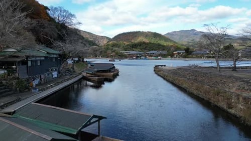 Katsura-Flussufer mit Ausflugsbooten, Kyoto, Japan