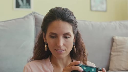 Glückliche Frau, die Video spielt