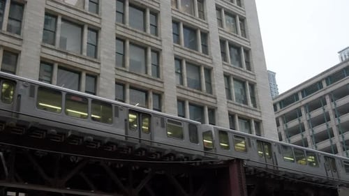 Autoverkehr in der Chicago Magnificent Mile Street an einem bewölkten Wintertag