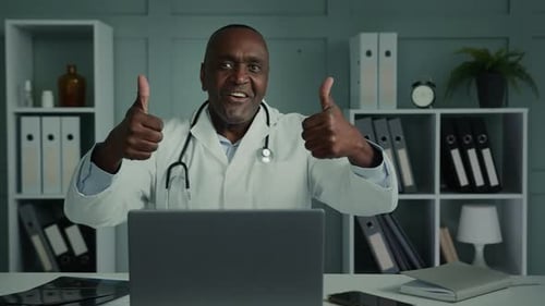 Médico masculino feliz y emocional con bata blanca Médico dentista Médico generalista cardiólogo