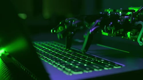 Robô trabalhando manualmente e digitando no teclado do PC com tecnologia de IA Inteligência Artificial Mecânica