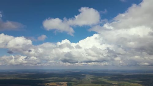 Luftbild dunkler Cumuluswolken, die sich vor dem Regensturm bilden, in großer Höhe