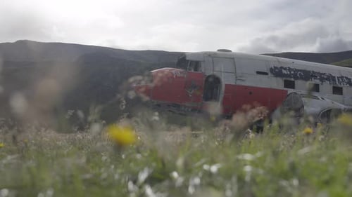 Wunderschöner Landschaftsblick mit verlassenem abgestürztem Flugzeugwrack in den Bergen Islands.