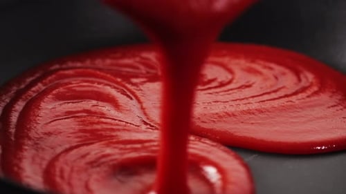 Salsa de tomate italiana clásica casera con albahaca para pasta y pizza en la sartén