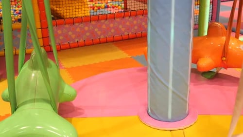 Balançoires intérieures dans une aire de jeux colorée