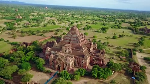 Push-in aérien fluide au-dessus du temple de Narathu, Bagan, Myanmar