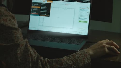 Architekt skizziert ein Hausdesign-Architekturprojekt auf einer Computer-App, die einen Grundriss zeigt