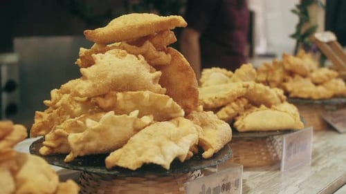 Empanadas chiliennes : variété d'empanadas frites dans de l'huile bouillante, cuisine traditionnelle argentine, fête nationale