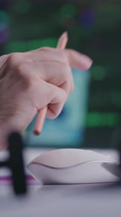 Finanzanalyst arbeitet mit Börsenmarktdiagrammen in Echtzeit