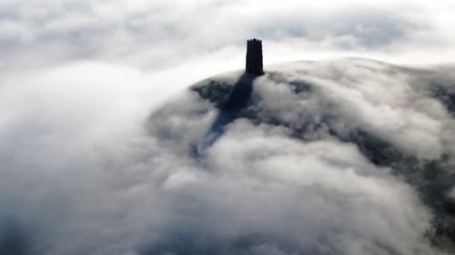 Brume qui coule sur le Glastonbury Tor