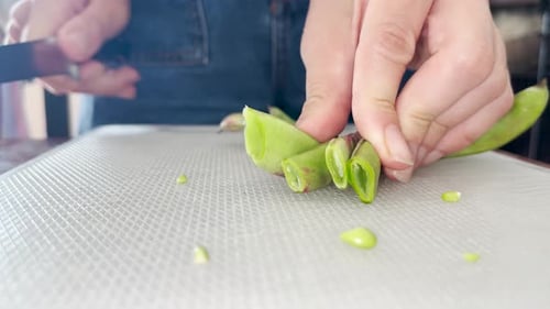 Nahaufnahme weiblicher Hände beim Schneiden grüner Bohnen Das Konzept gesunder Ernährung und gesunder Ernährung