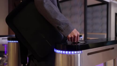 Homem trabalhador entra nos portões do centro de negócios usando um cartão eletrônico, entrando no escritório após