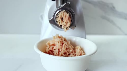 Cooking minced meat in an electric meat grinder from