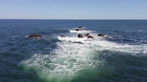 Luftbild eines Steinvorsprungs im Schwarzen Meer unter klarem Himmel an einem sonnigen Tag