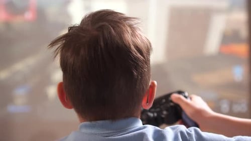 Junge spielt Videospiel in der Spielkonsole Spielsucht für Kinder