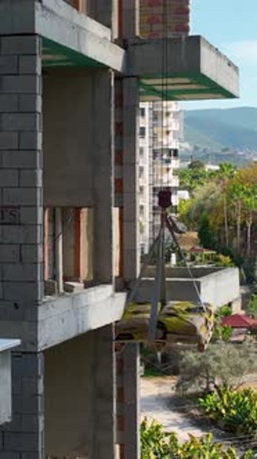 Vídeo vertical: remodelación de la fachada que revela la nueva identidad del edificio»