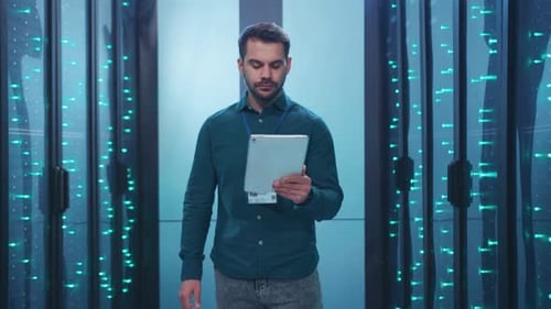 Un professionnel utilisant une tablette dans un environnement technologique moderne pour plus d'efficacité