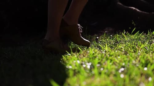 plan révélateur de jambes de femme sexy marchant sur l'herbe verte, belle femme marchant sur le vert