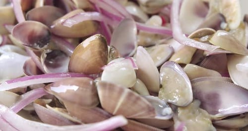 Plano detalle de ceviche de conchas o palabritas avec cebolla, un plateau du nord du Pérou