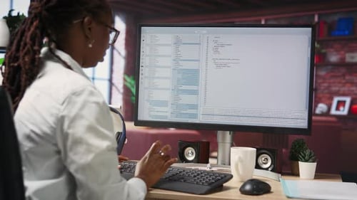 Besorgter IT-Entwickler besorgt über Fehler, die beim Testen von Code auftreten