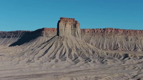 Un Zumbido orbital sobrenatural de 70 mm de un imponente pilar rocoso monolítico conocido como Chimney Rock, o