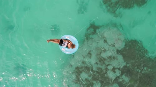 Quadcopter mit Luftdrohne, einer Frau, die einen Laptop benutzt, Konzept von