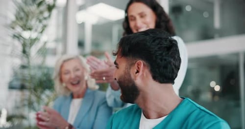 Saúde, pessoas e aplausos no hospital pelo sucesso, promoção e comemoração com apoio