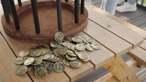 Une table en bois rustique avec des pièces de monnaie crée une scène chaleureuse et accueillante.