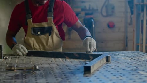 Handarbeiter macht Metallarbeiten in der Fabrik
