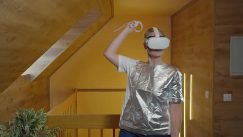 Mujer jugando con auriculares VR en casa