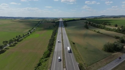 Vue aérienne d'une autoroute autrichienne à quatre voies avec circulation en été
