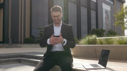 Un homme d'affaires épuisé crie de fureur devant le bureau de l'Entreprise