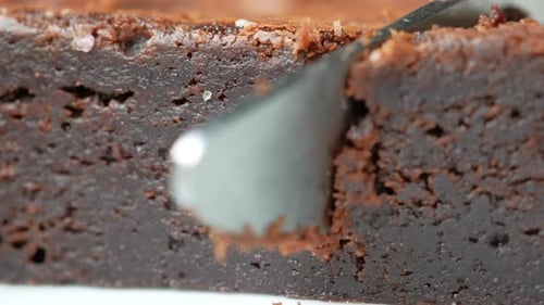 Découper une tranche de brownie avec un couteau