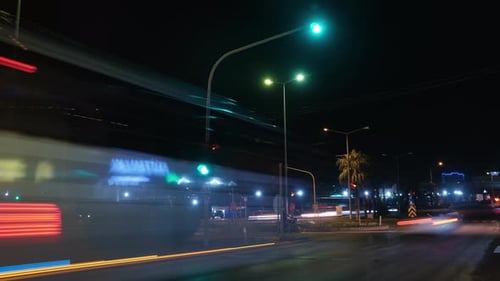 Verkehr in der nächtlichen Küstenstadt