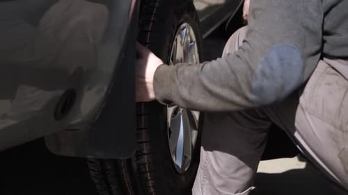 Service für Autoräder. Mechaniker wechselt Reifen und Felgen, balanciert die
Räder