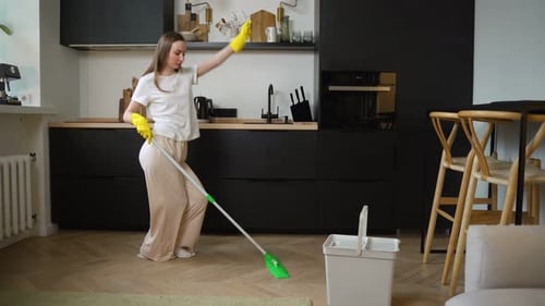 женщина наводит порядок в доме