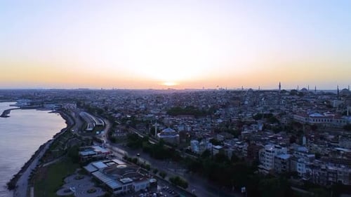 Luftaufnahme des Sonnenuntergangs über Istanbul und dem angrenzenden Marmarameer