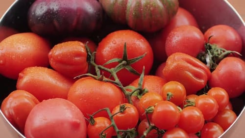Bunte Bio-Tomaten, gemischte Tomaten, Hintergrund, verschiedene Sorten von geschnittenen Tomaten, Ansicht von oben