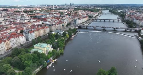 Prag: Malerische Luftaufnahme der Altstadtarchitektur, Moldaubrücken in Prag, Tschechische Republik