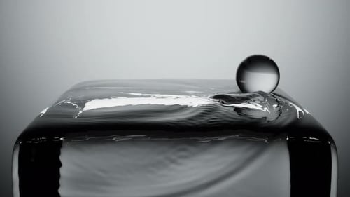 Seltsamerweise befriedigende Bewegung der Glaskugel, die sich auf dem Würfel-Wasseroberflächen-Bildschirmschoner dreht