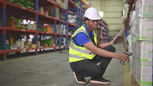Porträt eines lächelnden männlichen Lagerarbeiters mit digitalem Tablet in einem Lagerhaus