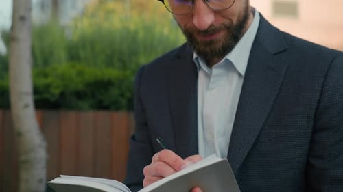 Nachdenklicher kaukasischer Mann, Professor, Dozent, bereiten sich auf den Unterricht vor, Hochschulausbildung