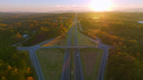 Blick von oben auf die Autobahnausfahrt über Fahrspuren mit schnell fahrendem Verkehr, Autos und Lastwagen