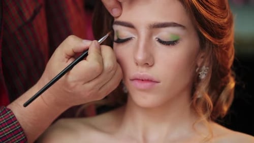 Nahaufnahme Lidschatten Visagistin Auftragen von Lidschatten Make Up Schönheit Mädchen Visagistin mit