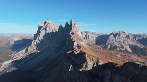 Vue aérienne du télésiège (Seggiovia Fermeda) sur Seceda Ridgeline, Dolomites