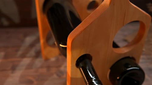 Deux bouteilles de vin sur support en bois
