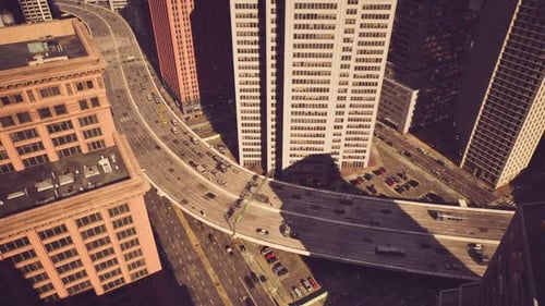 Hyperlapsus dynamique de la circulation urbaine aux heures de pointe sur une route principale du centre-ville