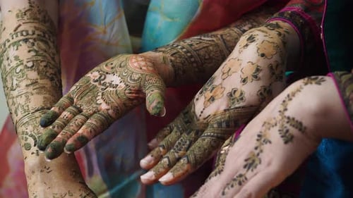 Intrincados diseños de henna exhibidos durante una celebración cultural