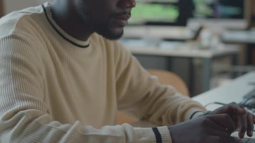 Développeur de logiciels afro-américain utilisant un ordinateur portable sur le lieu de travail